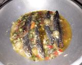 Foto langkah ke 3 dari resep Ikan Pindang Cabe Hijau Belimbing Wuluh.