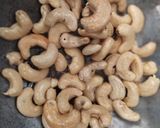 A picture of step 1 of Spicy cashew nuts.