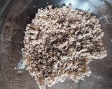 Une image de l'étape 3 de Crumble banane fruits rouges noisettes chocolat.