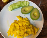 Foto del paso 3 de la receta: Poke de salmón picante con arroz venere