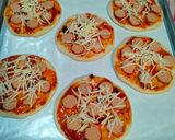 Foto langkah ke 4 dari resep Pizza Sosis Simple #Dapur Fitri.