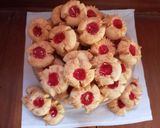 Foto langkah ke 5 dari resep Thumbprint Selai Strawberry.