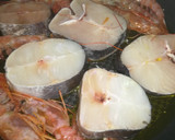 Foto del paso 1 de la receta: Merluza a la sidra con gambas y almejas
