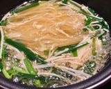 Hình bước làm 2 của món 🌱 Mì Chũ Nấu Hẹ & Nấm Kim Châm (Vegan)