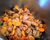 Foto del paso 5 de la receta: Estofado de ternera con patatas (en olla exprés)
