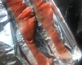 Foto langkah ke 1 dari resep Grilled Salmon in Foil Sehat dan Praktis.