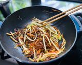 Hình bước làm 4 của món Miến xào rau nấm thanh nhẹ