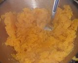 Foto del paso 3 de la receta: Salchicha al horno con puré de papa y zapallo