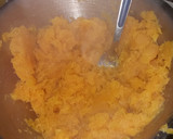 Foto del paso 3 de la receta: Salchicha al horno con puré de papa y zapallo