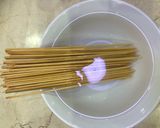 Hình bước làm 1 của món Thịt gà nướng xiên que ngũ vị (riềng sả nghệ tắc dứa hành)
