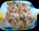 Hình bước làm 1 của món Cơm nhà có món chân gà và tai heo giòn ngon