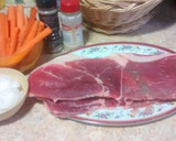 Foto del paso 2 de la receta: Rollitos de milanesa de res con zanahoria y cebolla 🍴