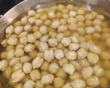 A picture of step 1 of Chikpeas Curry.