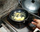 Foto langkah ke 1 dari resep 17. Keripik Bawang tanpa Telur🌜.