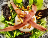 Foto del paso 2 de la receta: Ensalada de rúcula y burrata con anchoas de Santoña, tomate seco y piñones, sobre pesto de perejil