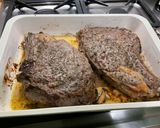 Une image de l'étape 8 de Côtes de bœuf grillées au four au thym, ail et laurier.