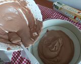 Foto del passaggio 3 della ricetta Torta al cioccolato ripiena e ricoperta di crema al pistacchio