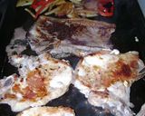 Foto del paso 4 de la receta: Chuletas de cerdo a la chapa con verduras salteadas