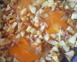 Une image de l'étape 2 de Pommes de terre & oignons  aux oeufs brouillés.