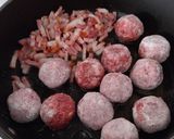 Foto del paso 2 de la receta: Albóndigas con sepia y bacon con picada de almendras