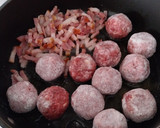 Foto del paso 2 de la receta: Albóndigas con sepia y bacon con picada de almendras