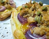 Foto del paso 6 de la receta: Coca de atún con cebolla roja y salsa miel mostaza