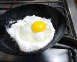 Foto del paso 9 de la receta: Huevo frito, rapidísimo, fácil y sabroso