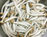 Hình bước làm 2 của món Cơm Gà Nấu Nấm
