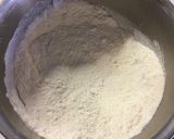 Foto del passaggio 4 della ricetta Financier con capperi o con i fiori di ciliegie sotto sale