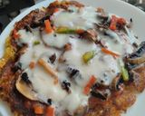 Foto del paso 4 de la receta: Pizza de champiñones y pimientos con masa de zanahoria y coliflor🍕🧀🍳🥕🍄‍🟫🫑