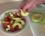 Foto del paso 1 de la receta: Ensalada de aguacate, tomate, pepino y anchoas