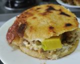 Foto del paso 7 de la receta: Arepa🥙rellena de pollo🍗queso🧀y aguacate🥑