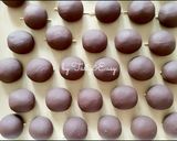 Foto langkah ke 6 dari resep KUE KERING BIJI KOPI | COFFEE BEAN COOKIES Isi Choco Chips.