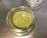 Une image de l'étape 5 de Sauce salade au pesto de fanes de radis.