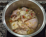 Foto del paso 3 de la receta: Contramuslos de pollo en salsa de champiñón y pimiento rojo