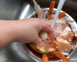 Foto del paso 1 de la receta: Caldo de verduras recicladas