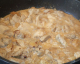 Foto del paso 3 de la receta: Strogonof de pollo con arroz, guisantes y nueces