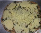 Foto langkah ke 4 dari resep Pizza bayam ayam mozzarela.