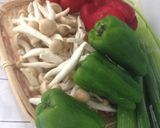 Foto del paso 1 de la receta: Japanese shimeji (hongos) pimientos rojos, verdes!