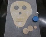 Foto del paso 2 de la receta: Calavera de hojaldre con dulce de leche