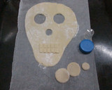 Foto del paso 2 de la receta: Calavera de hojaldre con dulce de leche