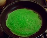 Foto langkah ke 3 dari resep Dadar gulung pasta pandan.