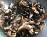 Foto del paso 2 de la receta: Enfrijoladas rellenas de champiñones