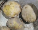A picture of step 1 of Dum Aloo.