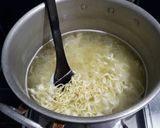 Foto langkah ke 6 dari resep Mie pedas bakso tuna.