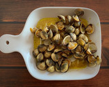 Foto del paso 3 de la receta: Berberechos a la plancha con sal marina y pimienta