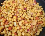 Foto del paso 2 de la receta: Garbanzos con gambas y chorizo