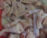 Foto langkah ke 2 dari resep Ayam Sosis Asam Manis.