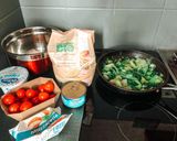 Une image de l'étape 1 de Cake healthy à base de son d'avoine : tomates, thon, mozza.