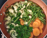 Foto langkah ke 3 dari resep Sayur Bening Bunga Kol Wortel Buncis.